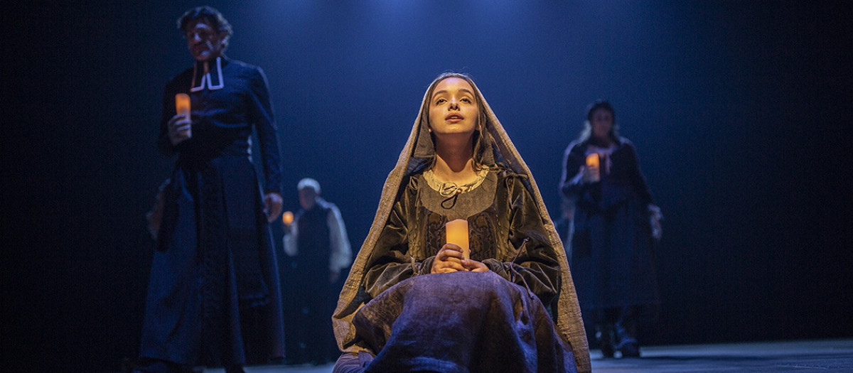 La actriz Eyma representa a Bernadette Soubirous en el musical francés