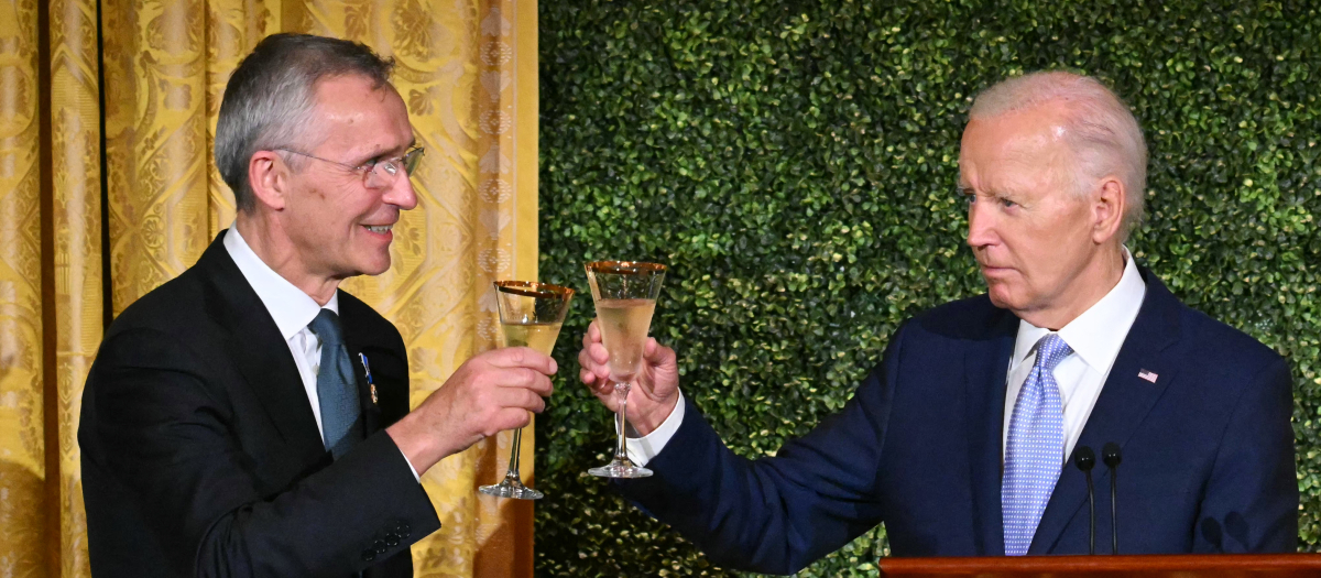 El secretario general de la OTAN, Jens Stoltenberg, y el presidente de Estados, en la Sala Este de la Casa Blanca en Washington, DC