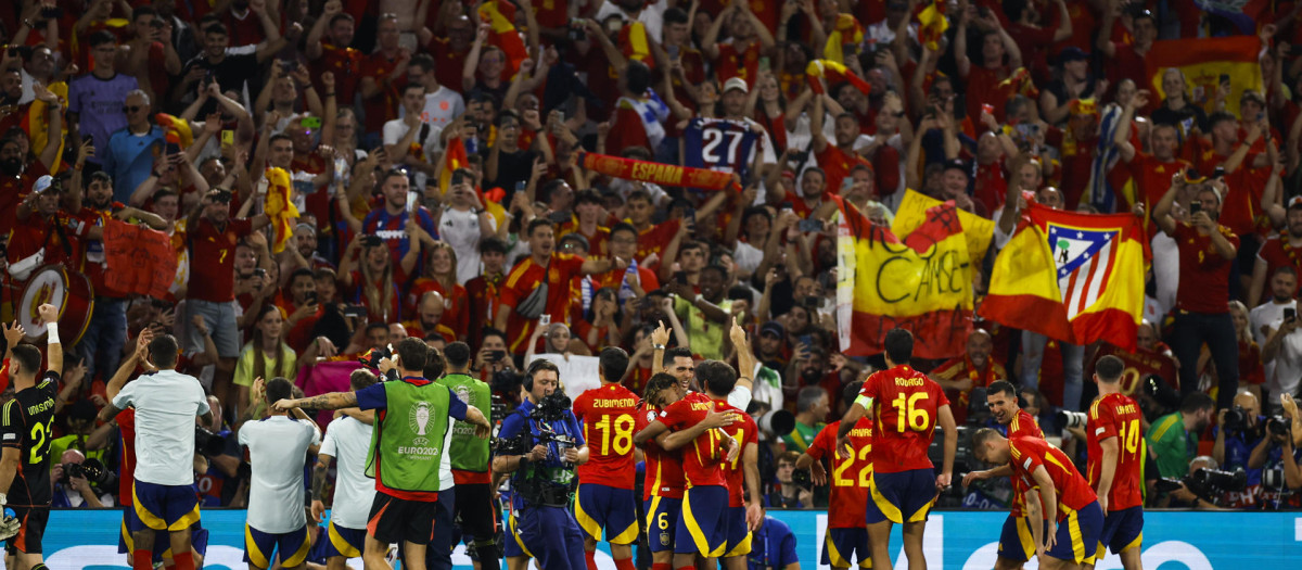 Los jugadores de la selección española celebran su pase a la final con los aficionados