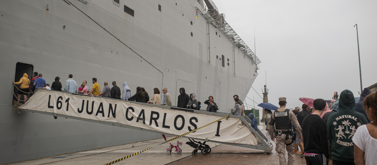 El buque LHG ‘Juan Carlos I’, en el Puerto de Vigo