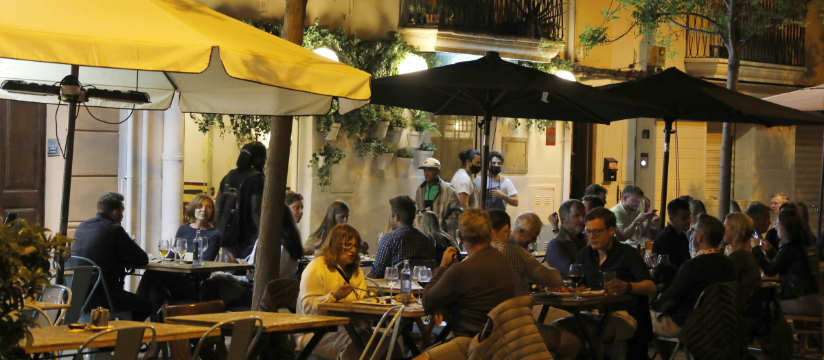 09 May 2021, Spain, Palma de Mallorca: Customers sitting on the terrace of a bar.