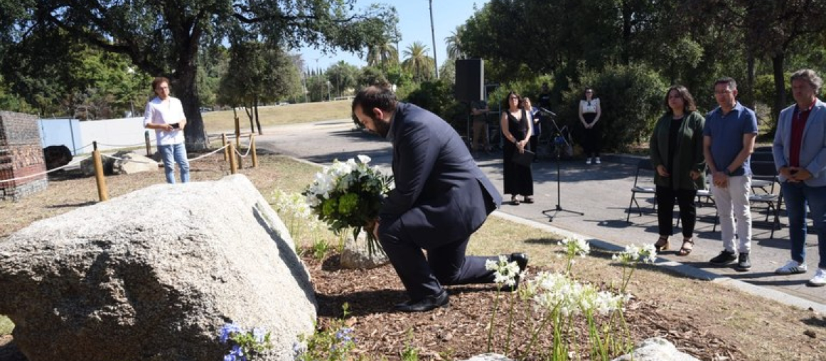 El alcalde de Mataró deposita unas flores en el nuevo memorial de homenaje a las víctimas de ETA