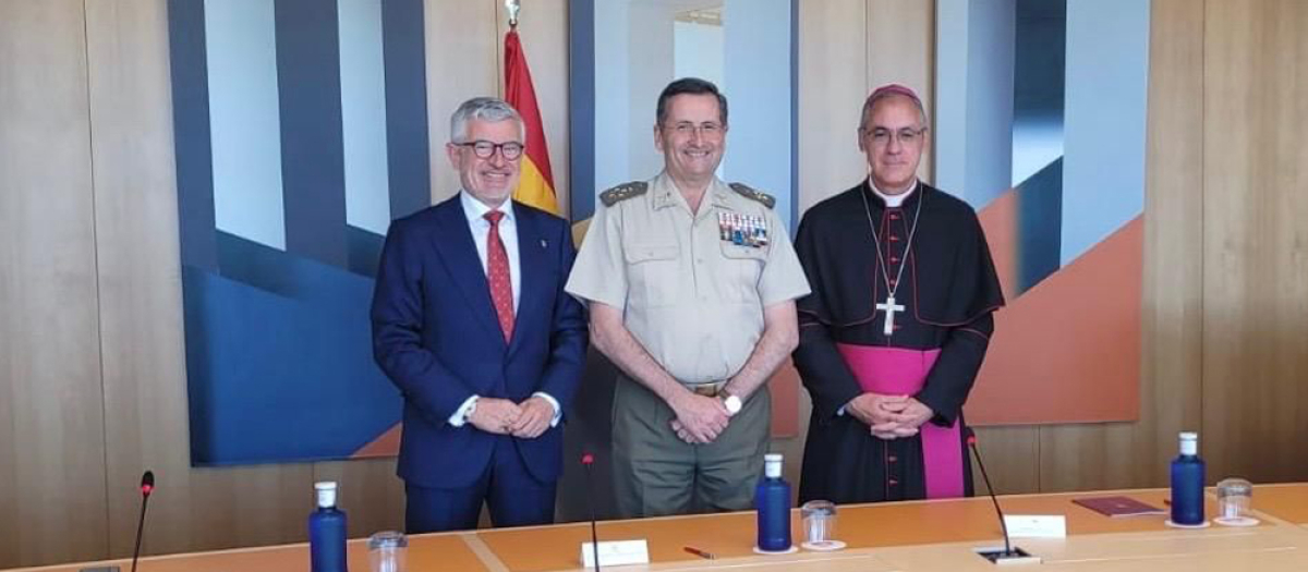 El CEO de Santander España, Ángel Rivera; el jefe de Estado Mayor del Ejército de Tierra (JEME), el general Amador Enseñat y Berea; y el arzobispo castrense, monseñor Juan Antonio Aznárez