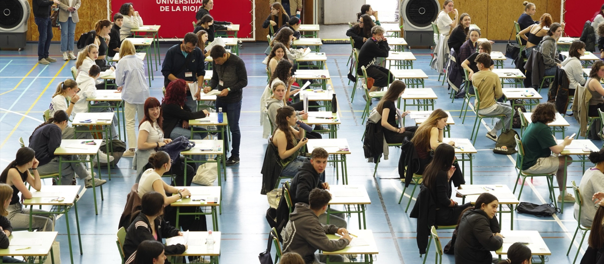 Estudiantes durante el primer día de las pruebas de la EBAU en La Rioja