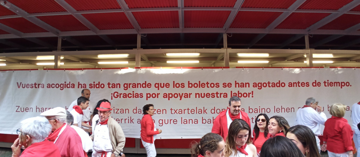 Cartel de la Tómbola de Pamplona donde se anuncia que se han agotado los boletos