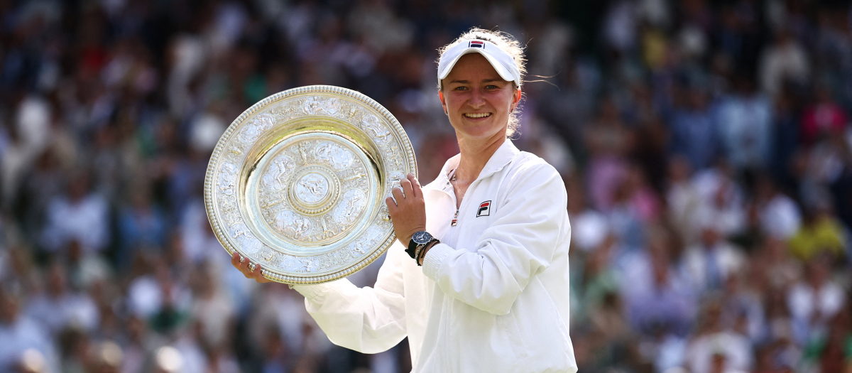 Barbora Krejcikova posa con el título de Wimbledon