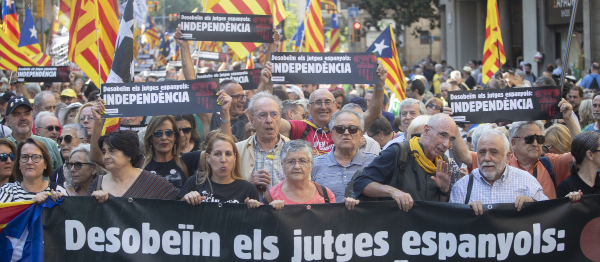 Un momento de la manifestación convocada hoy sábado en Barcelona por Assemble Nacional Catalana bajo el lema "Desobedezcamos a los jueces españoles.Independencia´. EFE/Marta Pérez