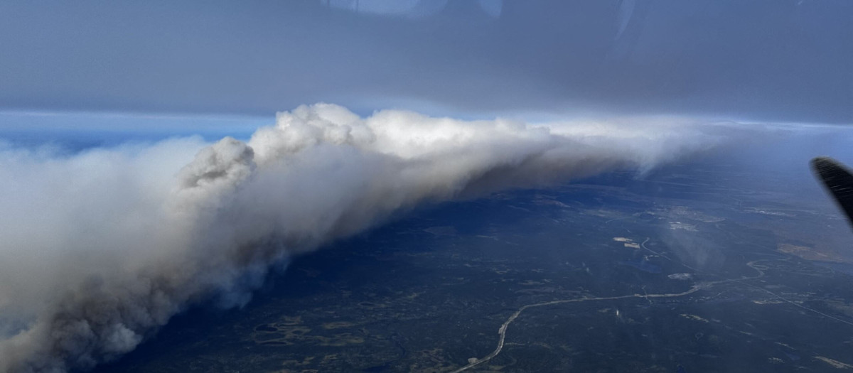 Vista aérea de un incendio forestal fuera de control cerca de la ciudad nororiental de Wabush en Canadá