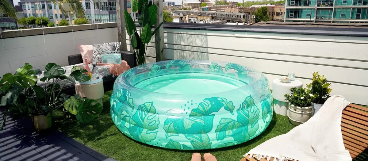 Piscina hinchable en una terraza