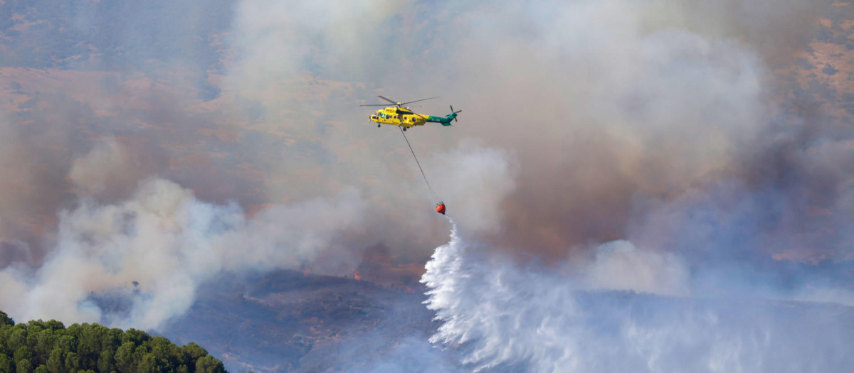 Incendio forestal en el campo de tiro de la base militar de Cerro Muriano, Córdoba