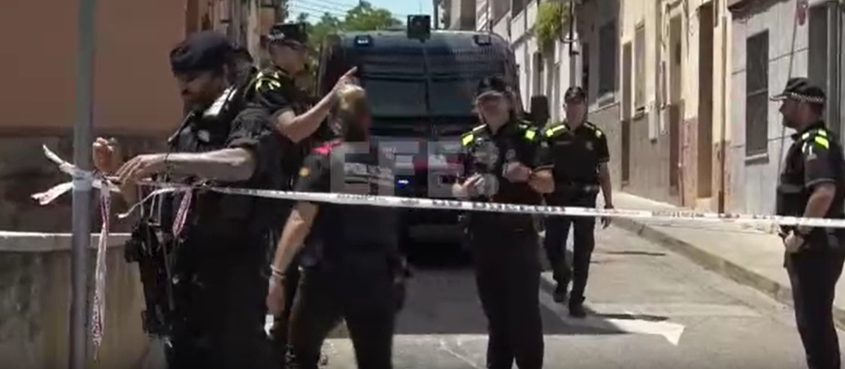 Los agentes precintan la calle de la vivienda donde se ha cometido el crimen de Sabadell