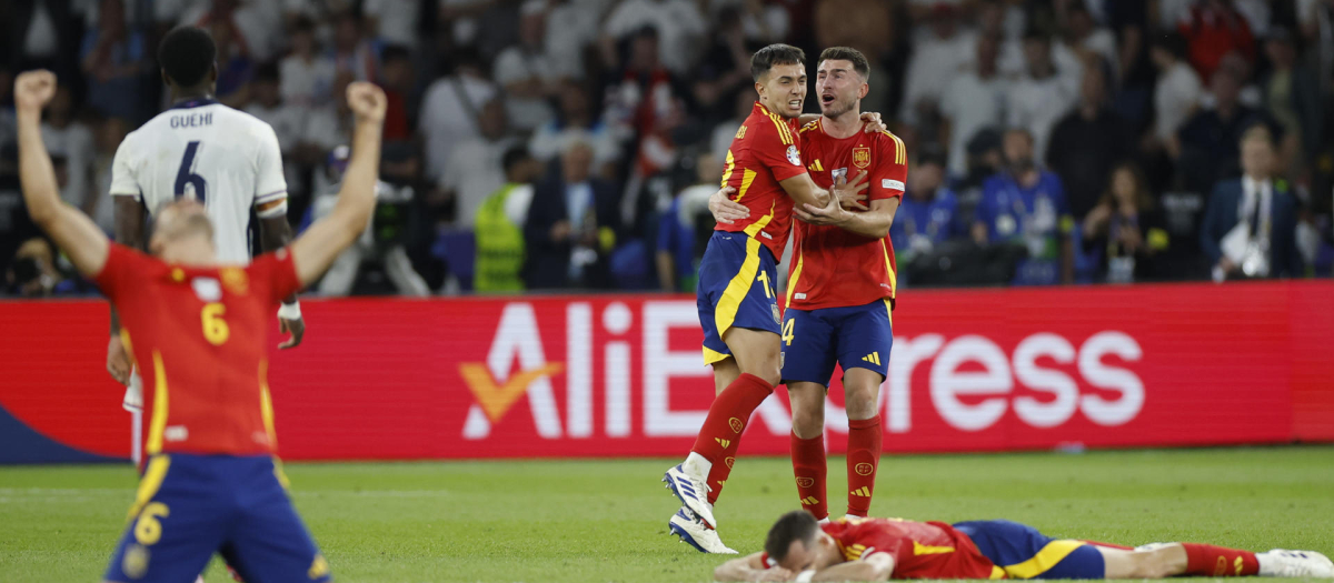 Los jugadores de la selección española celebran la victoria ante Inglaterra