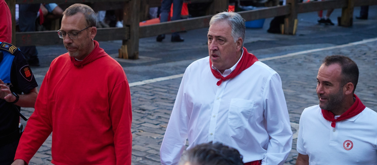 El alcalde de Pamplona, Joseba Asiron, durante el primer encierro de Sanfermines el pasado 7 de julio