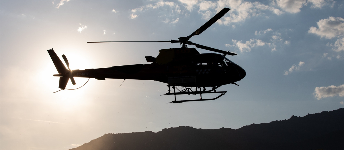 Un helicóptero realiza una exhibición de rescate de altura del Grupo Especial de Rescate en Altura