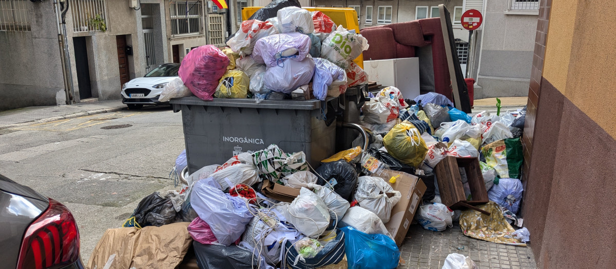 Basura acumulada junto a unos contenedores de La Coruña