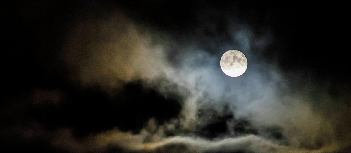 Luna llena tras las nubes