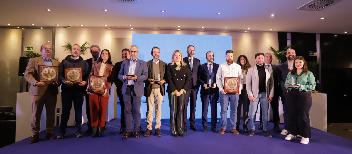 Premiados de la anterior edición, junto a a presidenta de Fundación Magtel, Auxiliadora López Magdaleno; el secretario de Fundación Magtel, Juan Luis López Magdaleno, y uno de los vocales de la entidad, José Carlos López Magdaleno, así como el delegado del Gobierno andaluz en Córdoba, Adolfo Molina.