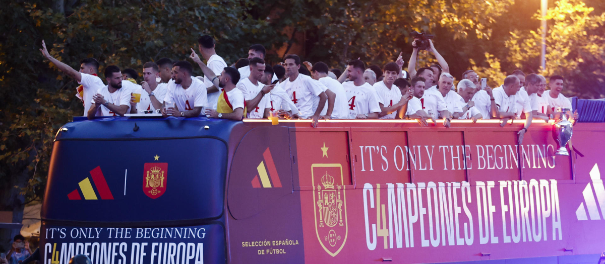 Los jugadores de la selección española celebran junto a miles de aficionados este lunes en Madrid