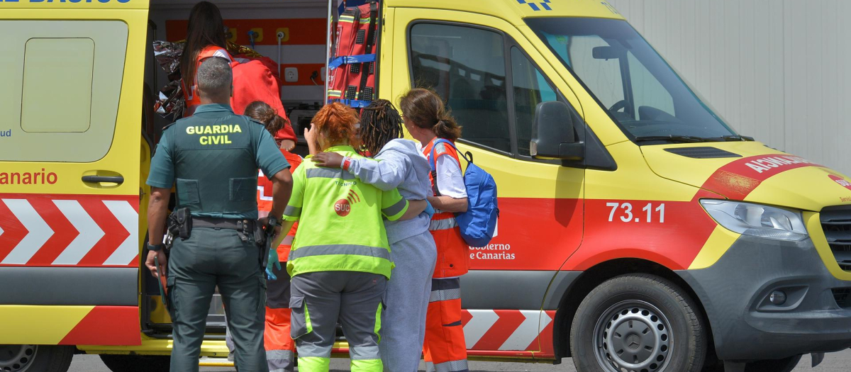 Traslado a las ambulancias de algunos de los inmigrantes llegados este lunes a El Hierro