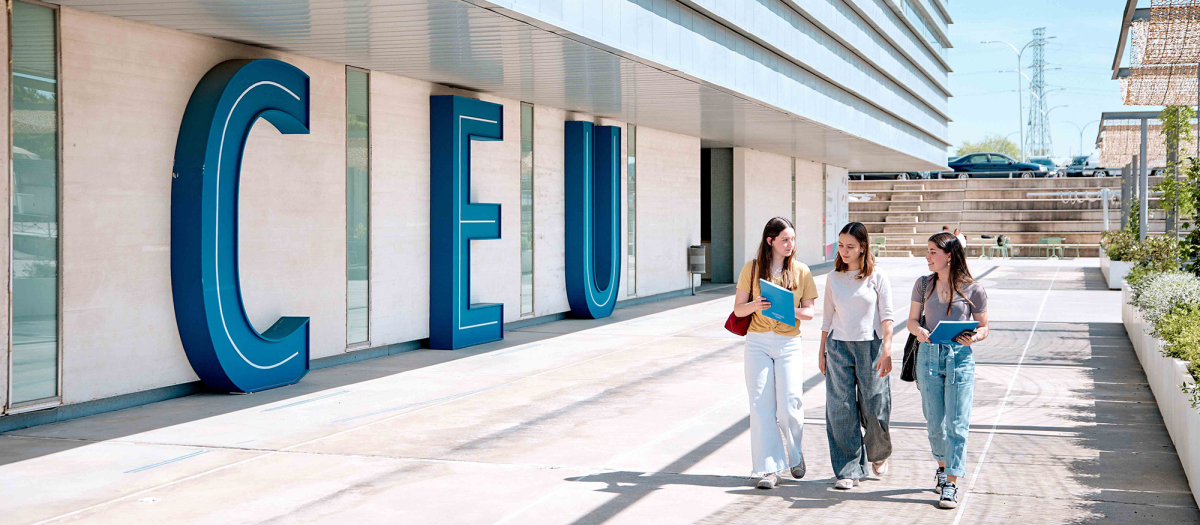 Tres alumnas de la universidad San Pablo CEU de Montepríncipe (Madrid)