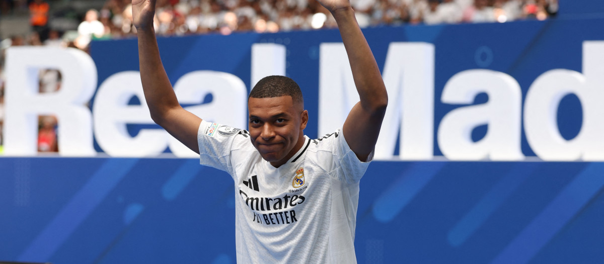 Kylian Mbappe en su salida del túnel de vestuarios como nuevo futbolista del Real Madrid