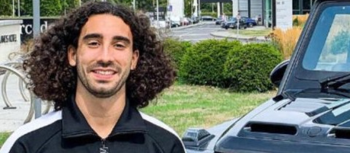 Cucurella junto a su última adquisición