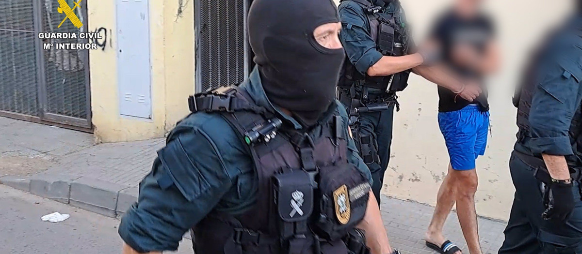 Agentes de la Guardia Civil con uno de los detenidos en la operación contra el tráfico de droga desarrollada en Villamartín