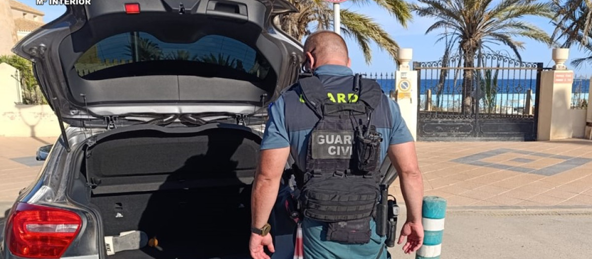 Agente de la Guardia Civil durante la inspección del vehículo