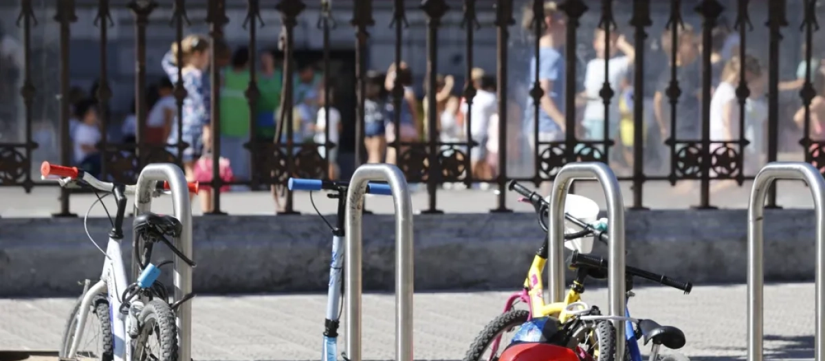 Bicicletas de niños aparcadas junto un colegio concertado de Bilbao