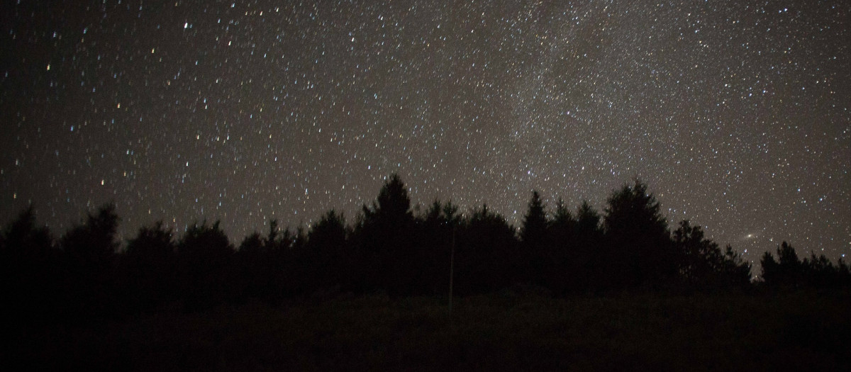 Lluvia de Perseidas vista desde la sierra de Os Ancares, en Lugo