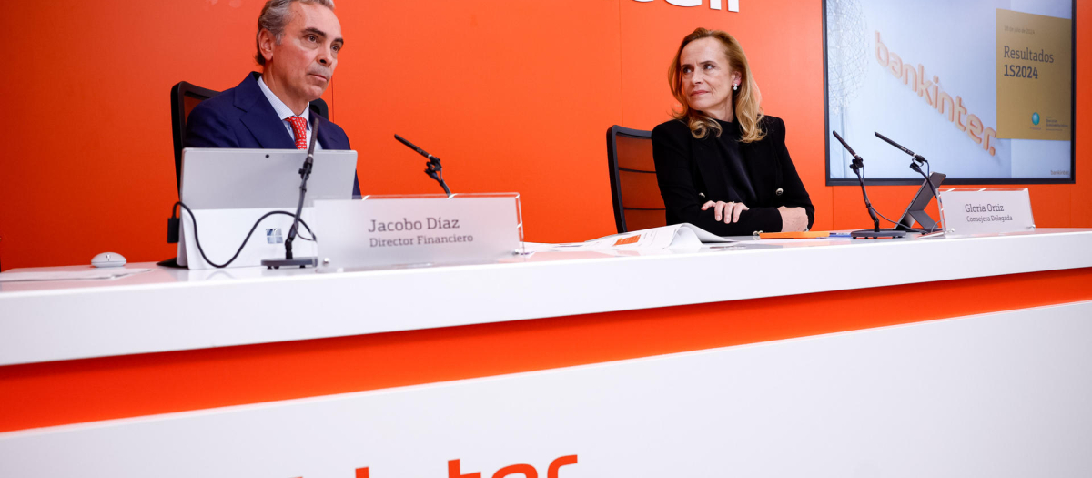 La consejera delegada de Bankinter, Gloria Ortiz, junto al director financiero, Jocobo Diaz