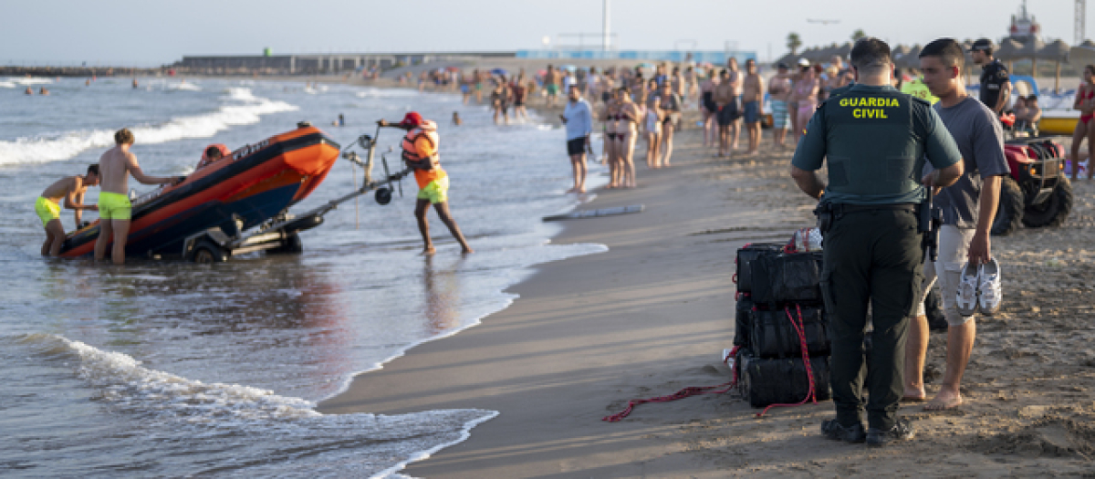 Imagen de la Guardia Civil evacuando los fardos de cocaína encontrados en la playa del Arenal, Burriana