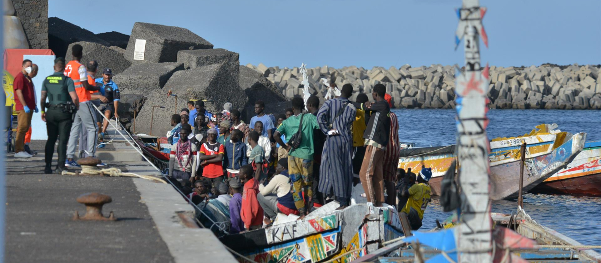 Inmigrantes llegan a la isla de El Hierro en Canarias