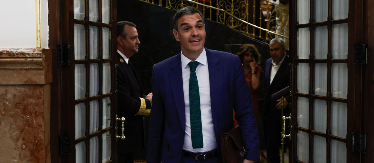 El presidente del Gobierno, Pedro Sánchez, sale del Congreso