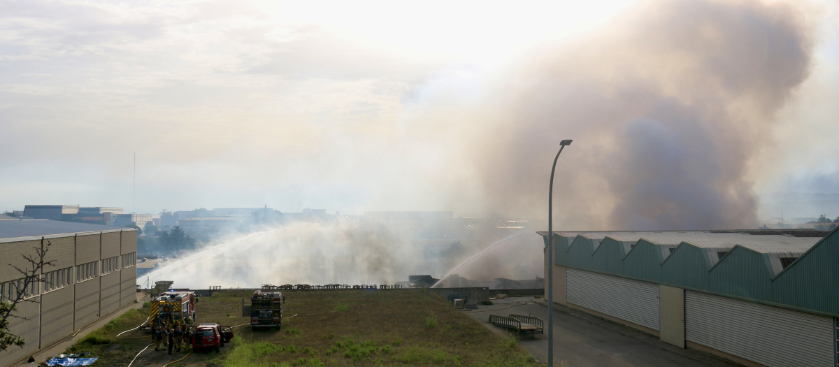 El incendio de la empresa Barnastock de Polinyà que ha afectado a cinco naves de la industria