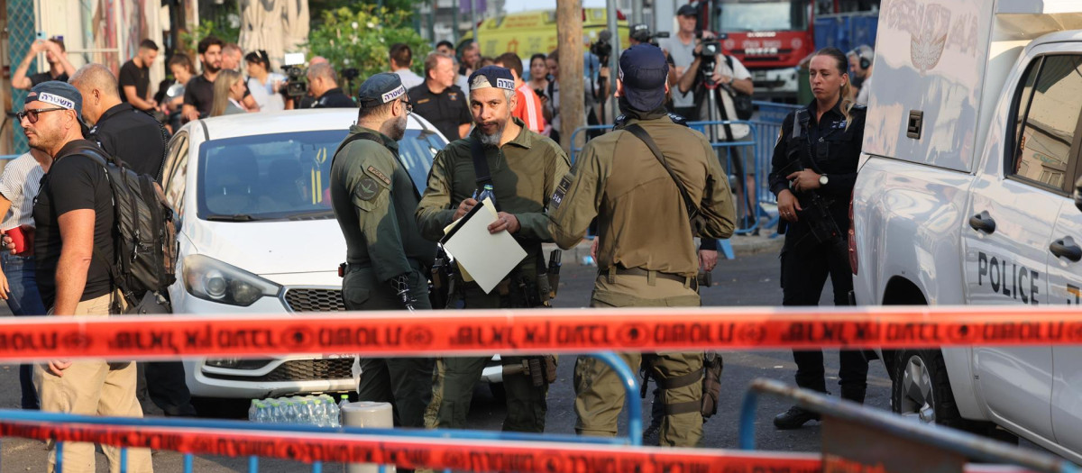 Tel Aviv (Israel), 19/07/2024.- Police inspect the damage at the scene of an explosion possibly caused by an unmanned aerial vehicle (UAV), in Tel Aviv, Israel, 19 July 2024. According to a statement by the Israeli Defense Forces (IDF), one person was killed and eight others injured in the explosion, which was caused by 'a falling aerial target.' The explosion occured around 50 meters (164 feet) from the US Embassy in Tel Aviv. EFE/EPA/ABIR SULTAN