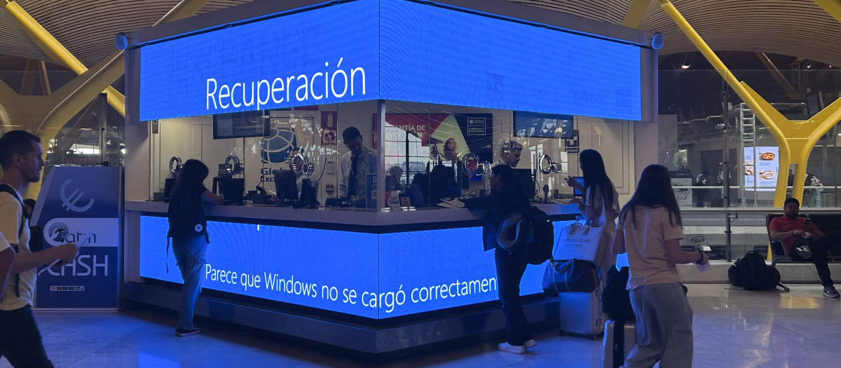 Puesto de cambio de moneda en la T-4 del Aeropuerto Adolfo Suárez de Madrid tras la incidencia global de Microsoft