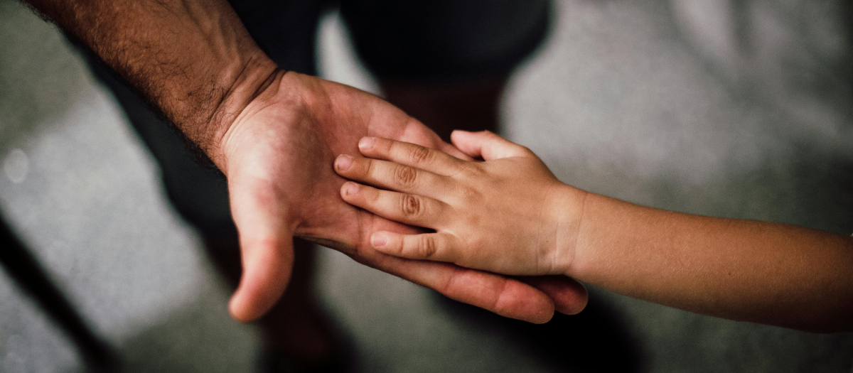 Manos de padre e hijo