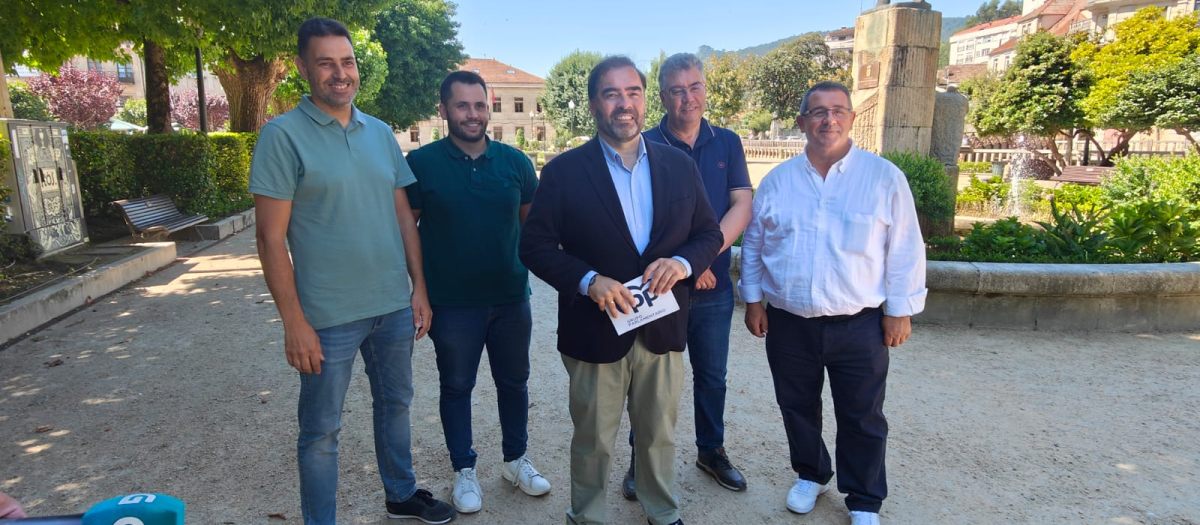 Alberto Pazos y Javier Bas, junto a consejeros del grupo municipal