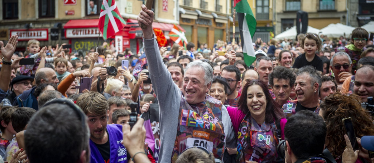 Asirón portó el testigo de la 'Korrika', una carrera en favor del euskera que suele exhibir fotos de etarras