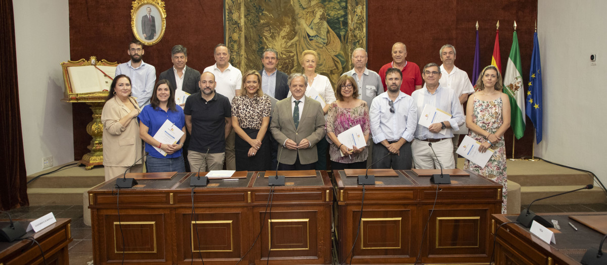 Representantes de las entidades firmantes de los convenios posan junto al presidente de la Diputación