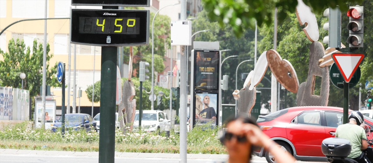 Termómetro de calle marca 45ºC