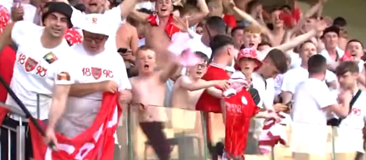 Aficionados del Shelbourne en el partido contra el St Joseph's