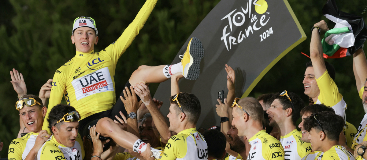 Tadej Pogacar celebra junto a su equipo su tercer Tour de Francia