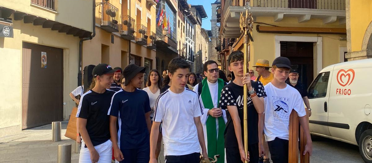 Jóvenes neocatecumenales por las calles de Ponferrada