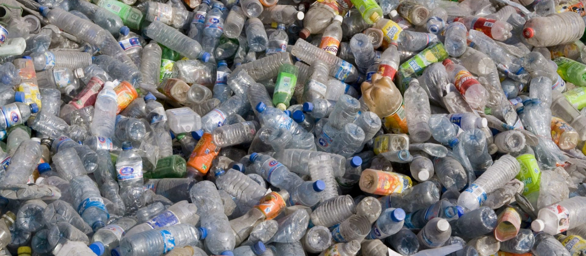 Millones de botellas de plástico en un vertedero