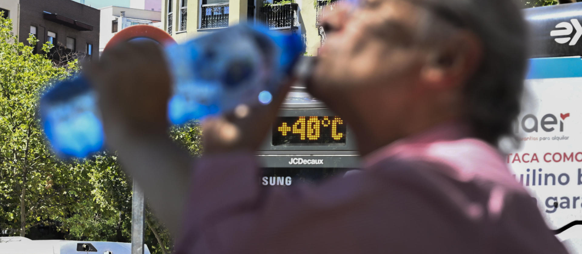 Una persona bebe agua este sábado en el centro de Madrid