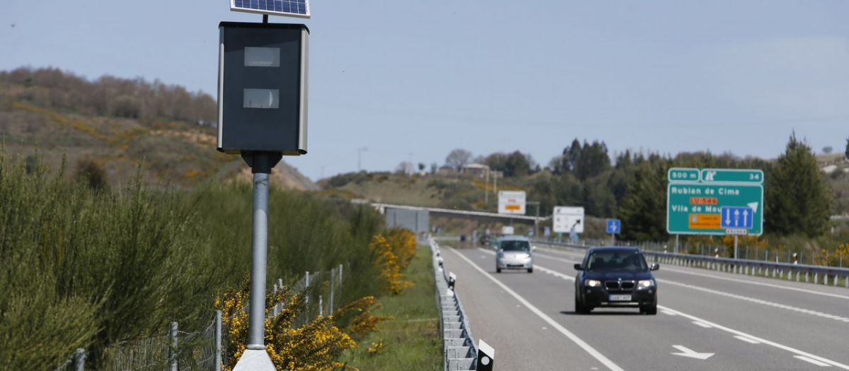 Nuevo tipo de radares fijos con caja blindada utilizados por la DGT