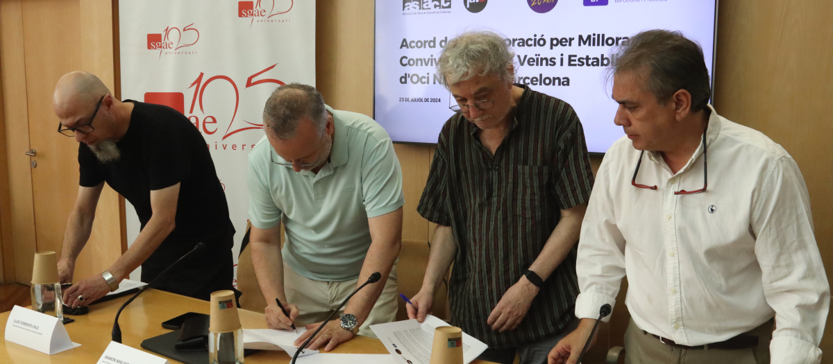 Los portavoces de las entidades vecinales de ocio nocturno firmando el acuerdo.