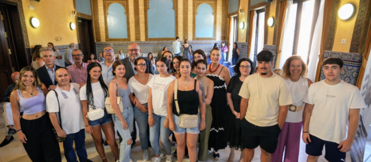 Alumnado de Las Palmeras, estudiantes voluntarias y representantes institucionales y de la Fundación La Caixa.